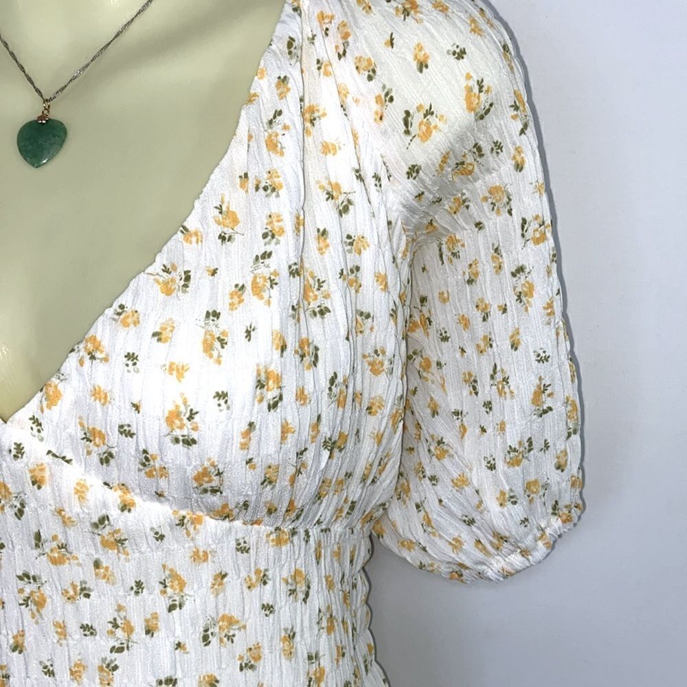 Lulu’s Dress White and Yellow Ditsy Flower Smocked Crepe NWOT Tags Sz Med - Picture 6 of 9
